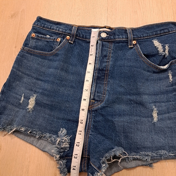 Levi's Medium Wash Distressed Raw Hem Stretchy Ribcage Denim Shorts Size 32 - Picture 9 of 10